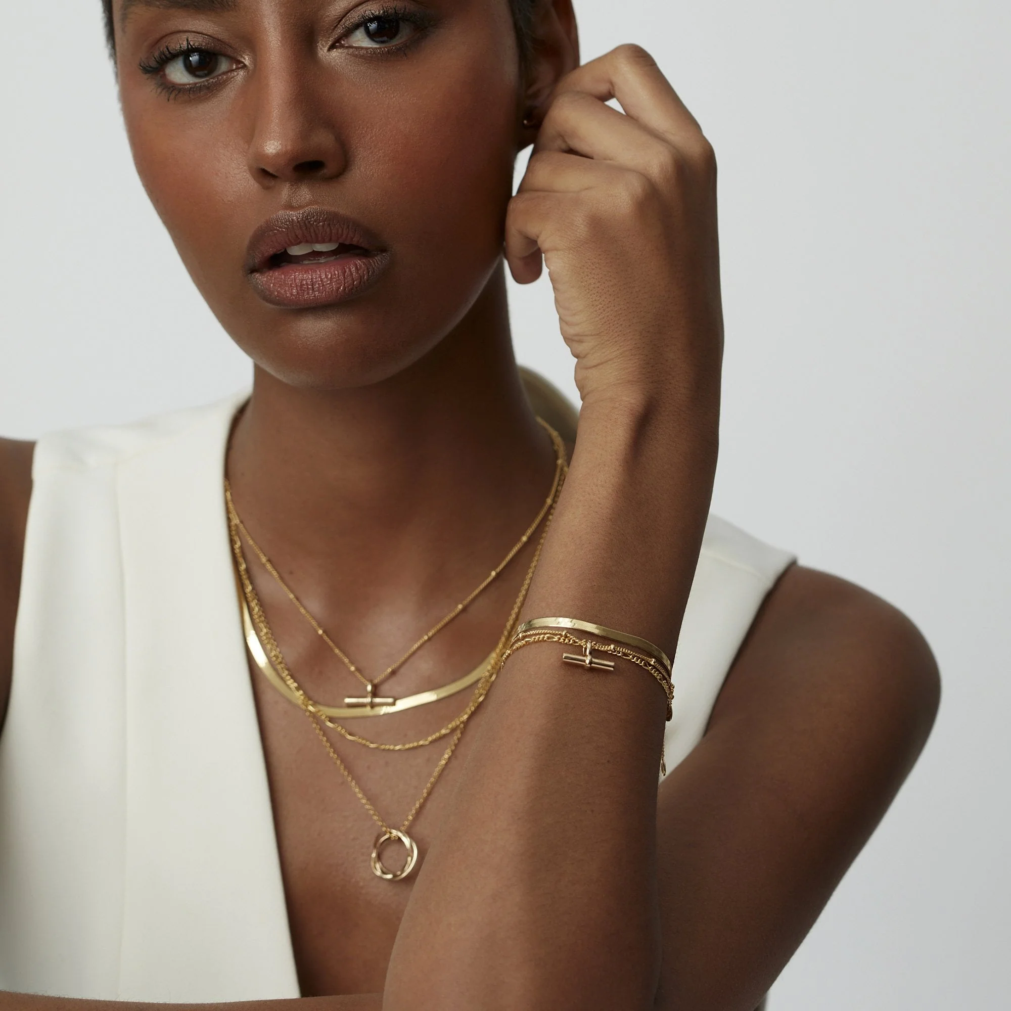 T-Bar Figaro Chain Bracelet Gold - Image 2