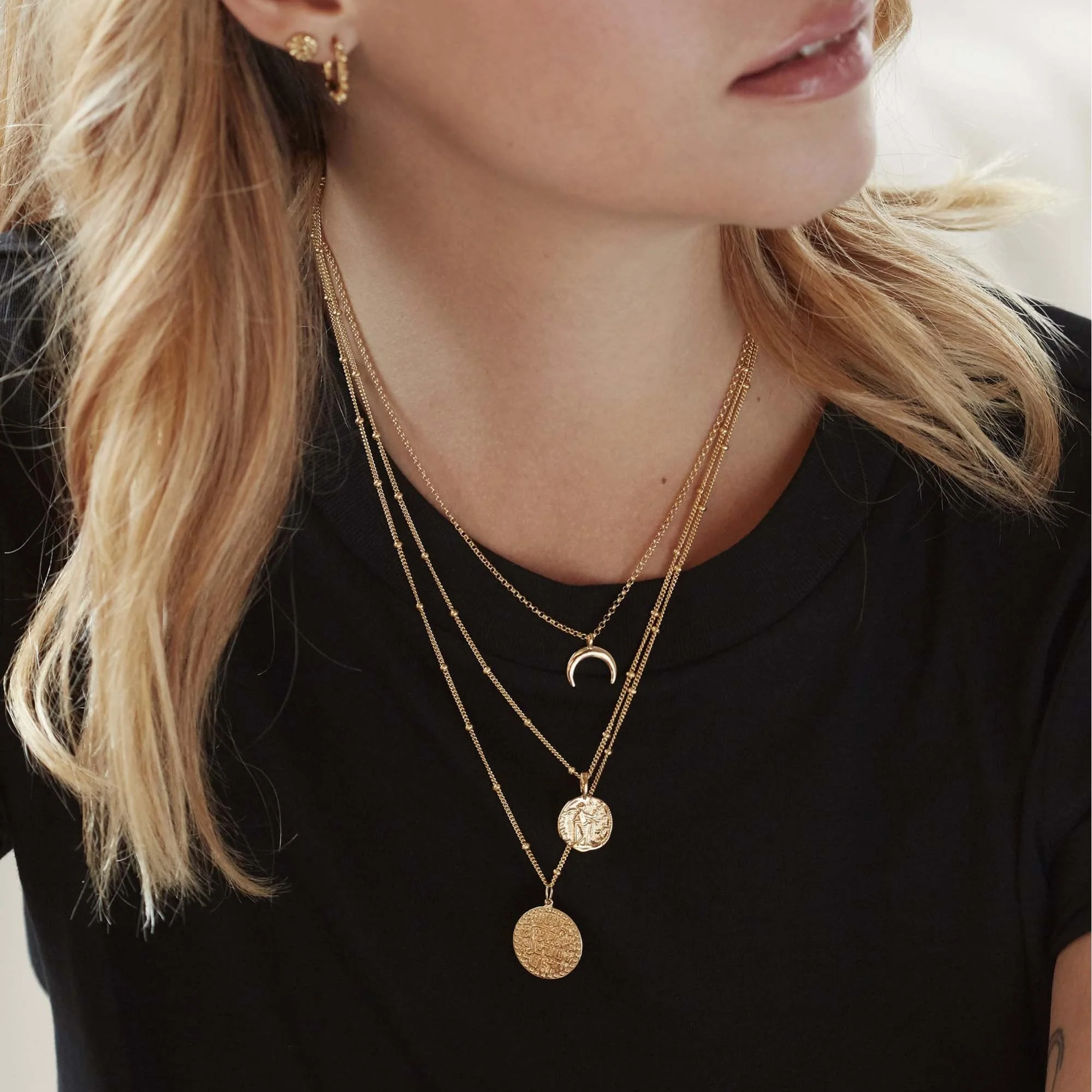 Venus Coin Necklace Gold - Image 3