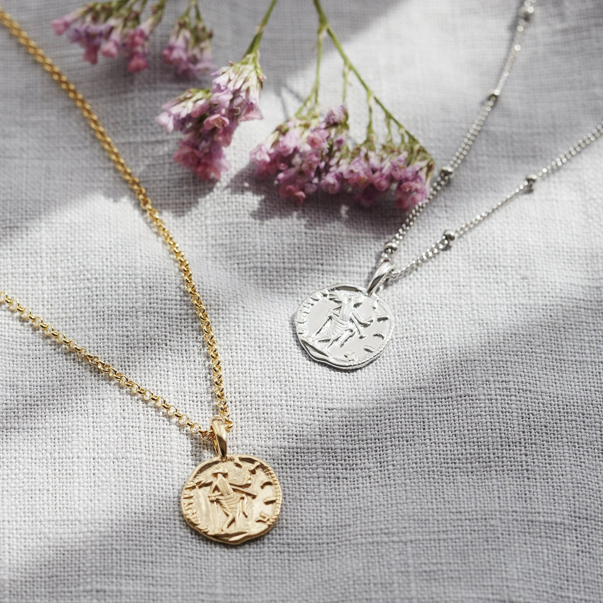 Venus Coin Necklace Gold - Image 4
