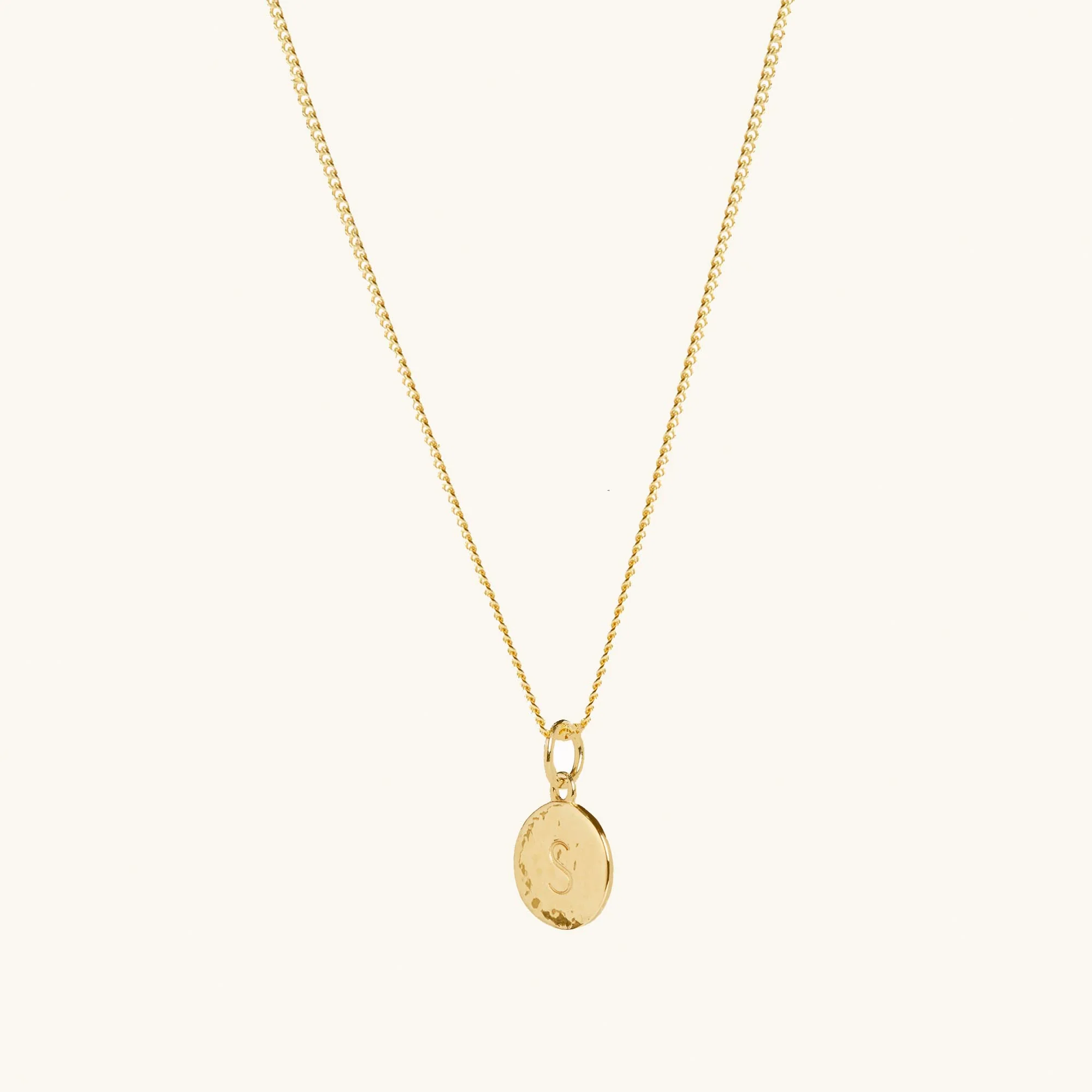 Initial Hammered Disc Curb Chain Necklace in Gold - Image 4